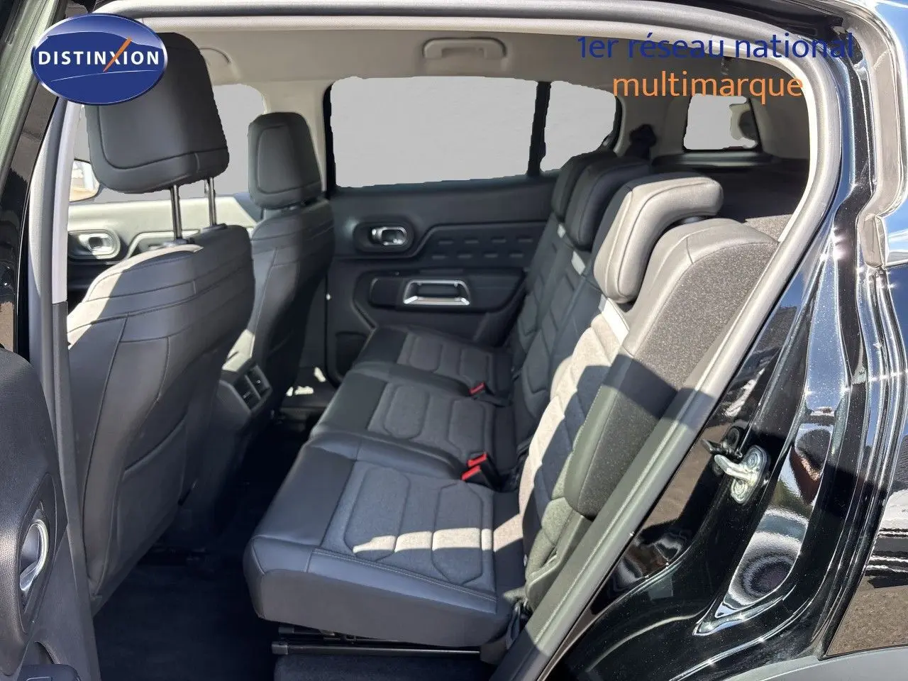 Vue intérieure côté droit montrant la banquette arrière en tissu et cuir du Citroën C5 Aircross noir Perla Nera.
