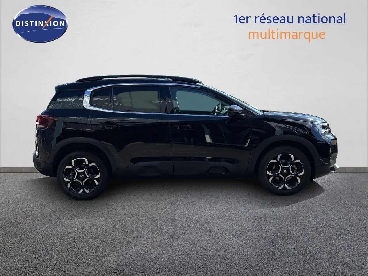 Profil droit du Citroën C5 Aircross noir Perla Nera, avec jantes alliage et toit panoramique visible.