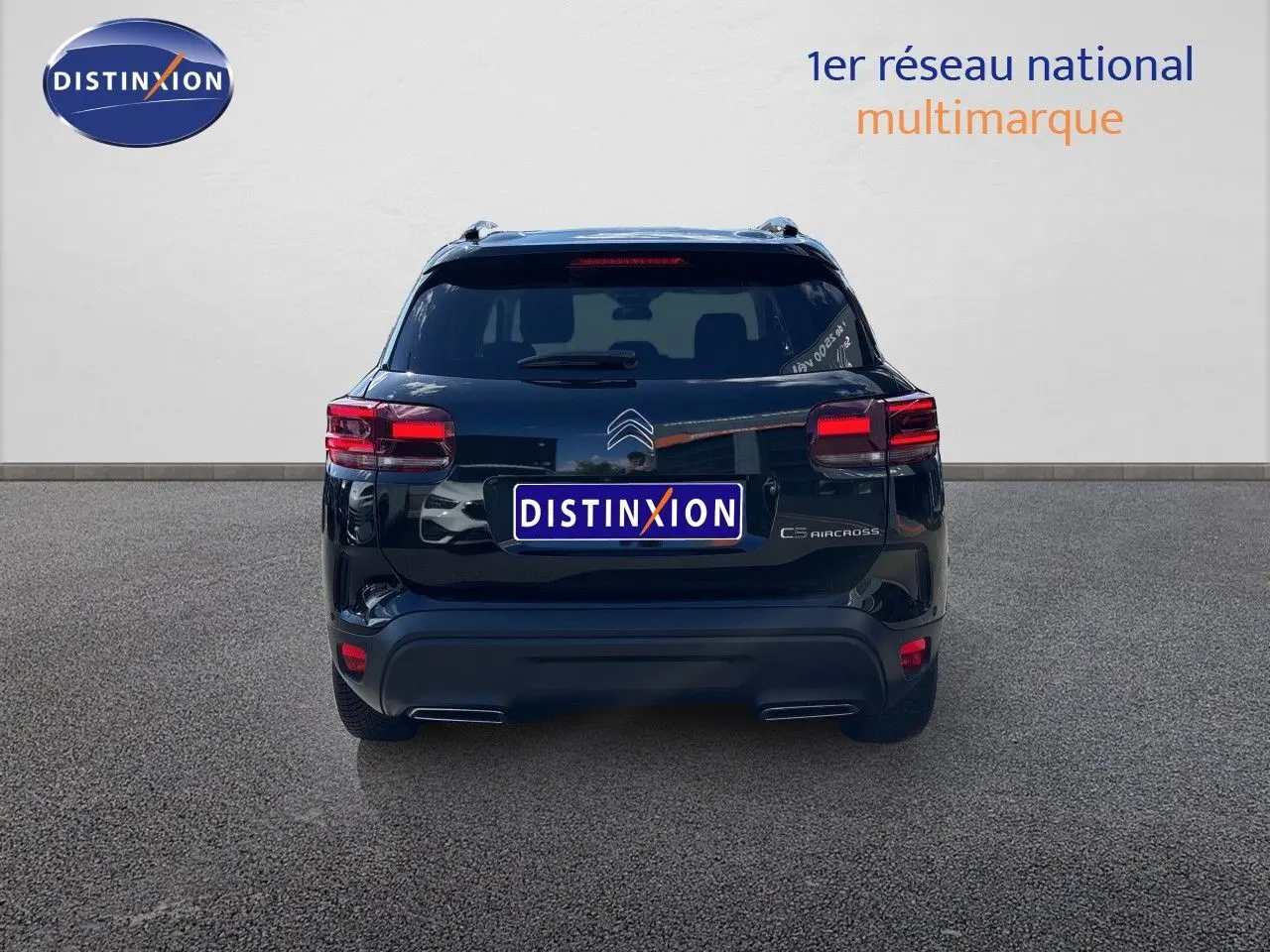 Vue arrière d'un Citroën C5 Aircross noir Perla Nera metal, mettant en valeur ses feux et son design compact.
