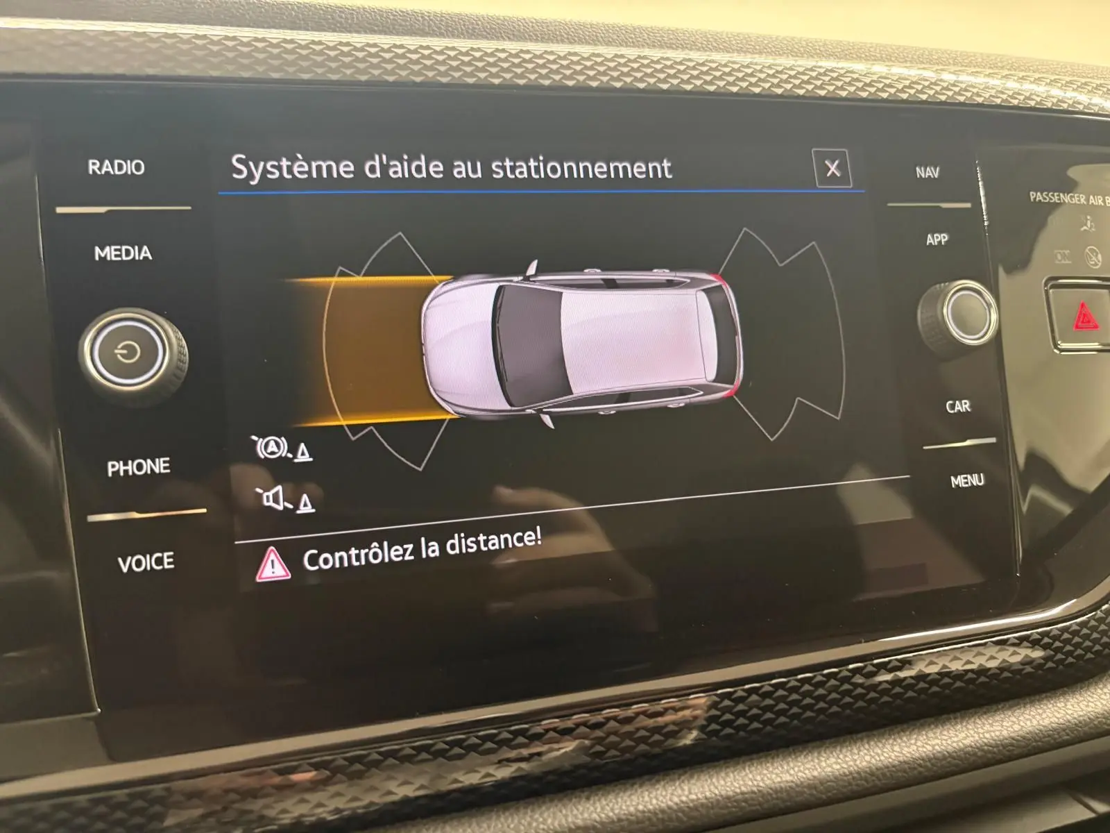 Vue intérieure de l'écran tactile du système d'aide au stationnement de la Volkswagen Polo gris cendre 2024.