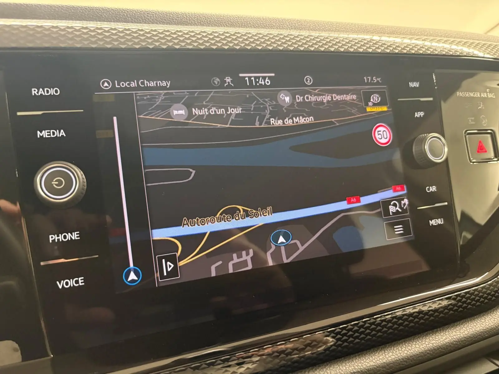 Écran tactile de navigation du Volkswagen Polo 2024 en gris cendre, vue rapprochée du tableau de bord central.