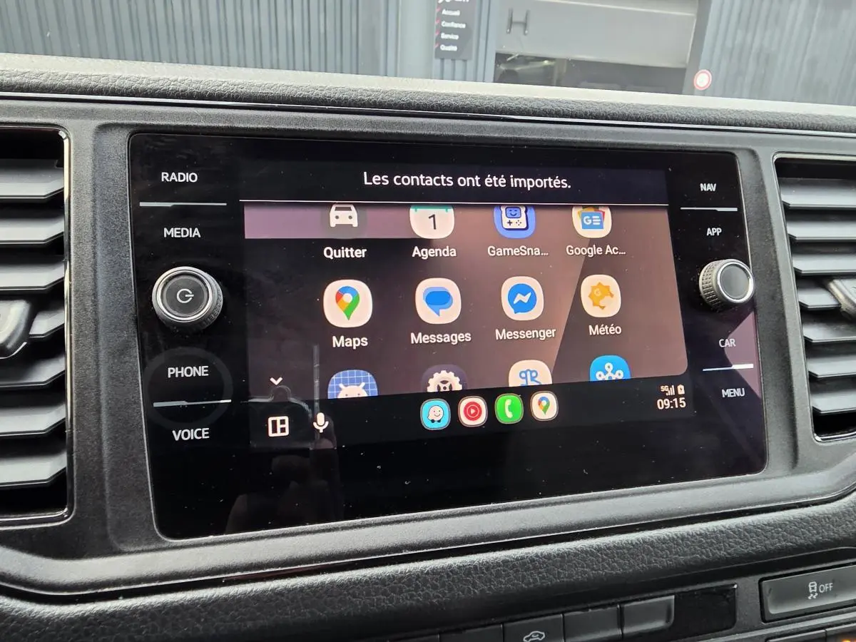 Écran tactile multimédia du tableau de bord du Volkswagen Crafter Fourgon blanc, affichant applications connectées.