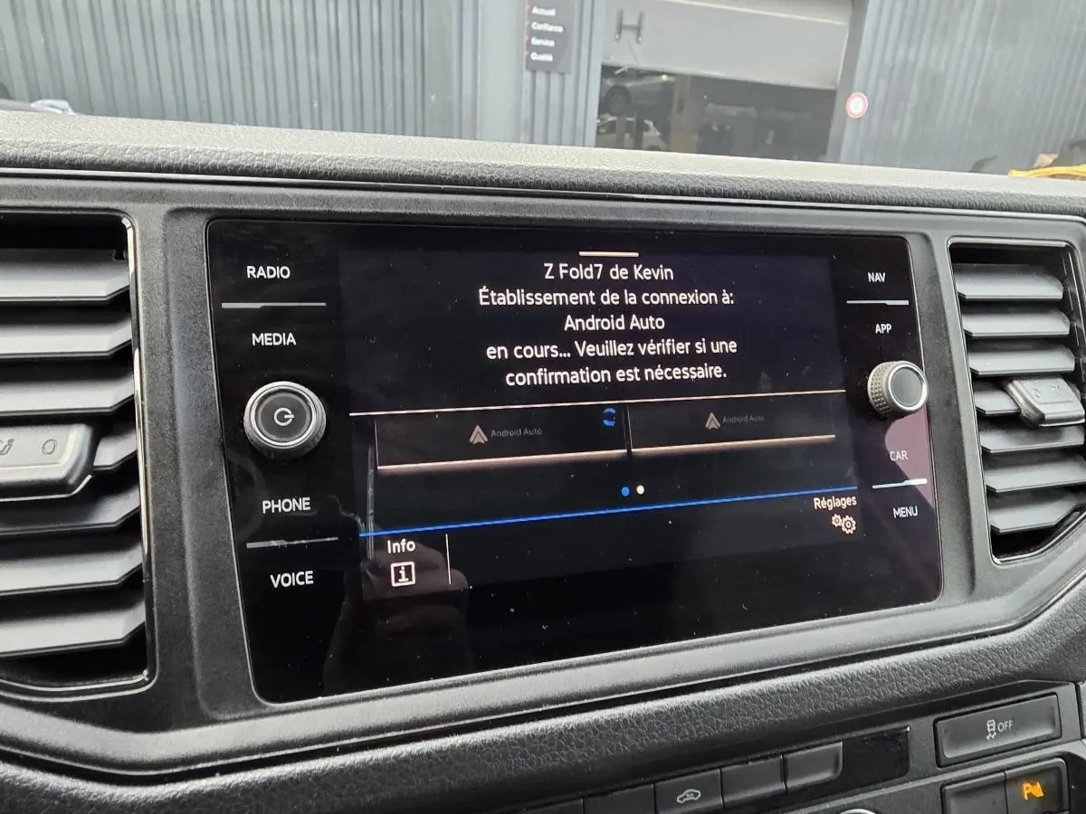Écran tactile central du tableau de bord du Volkswagen Crafter Fourgon blanc, affichant la connexion Android Auto en cours