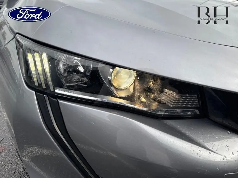 Gros plan sur le phare avant droit gris Platinium du Peugeot 508 SW avec signature lumineuse LED verticale