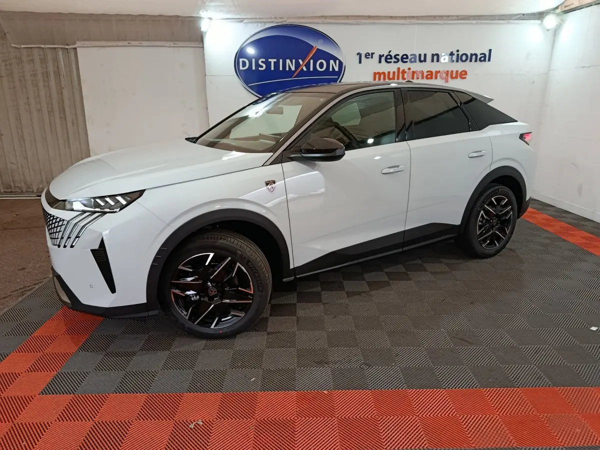 Peugeot 3008 blanc en vue 3/4 avant droit, avec jantes noires et toit noir contrastant dans un showroom.