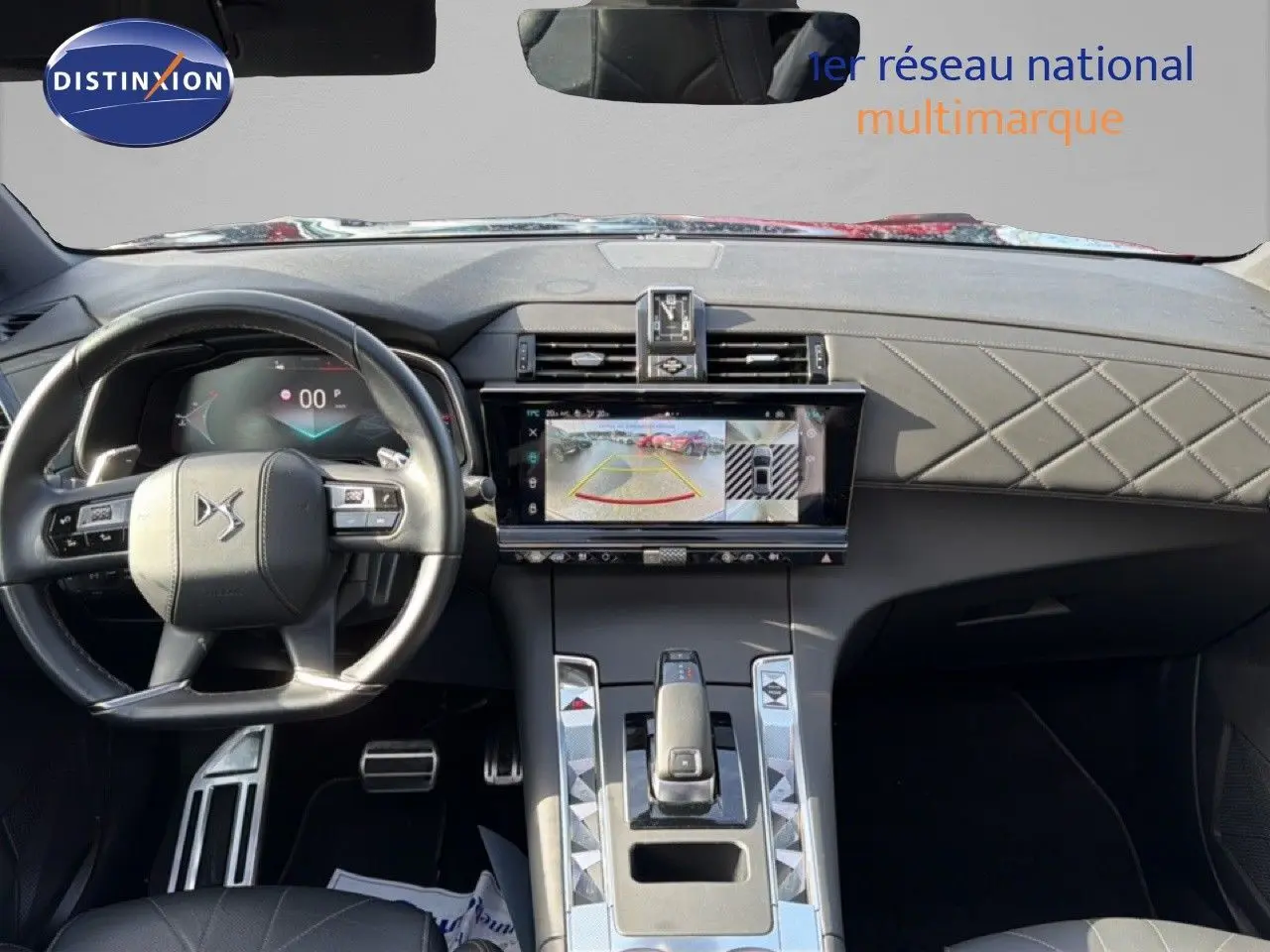 Vue intérieure du tableau de bord et volant du DS7 1.5 BlueHDi 130 noir perle, avec écran tactile et sellerie cuir matelassée.