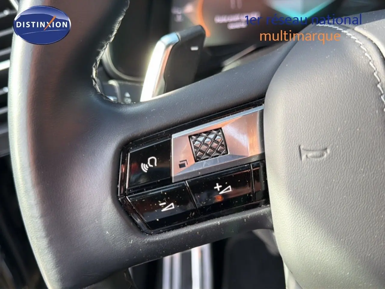 Gros plan sur les commandes au volant en cuir noir du DS7 1.5 BlueHDi 130 EAT8 Rivoli 2024.