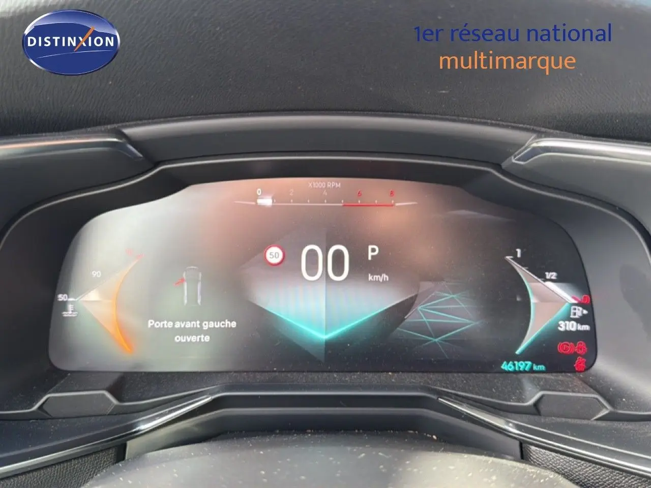 Tableau de bord numérique du DS7 1.5 BlueHDi 130 en vue frontale, affichant porte avant gauche ouverte et vitesse à 0 km/h.