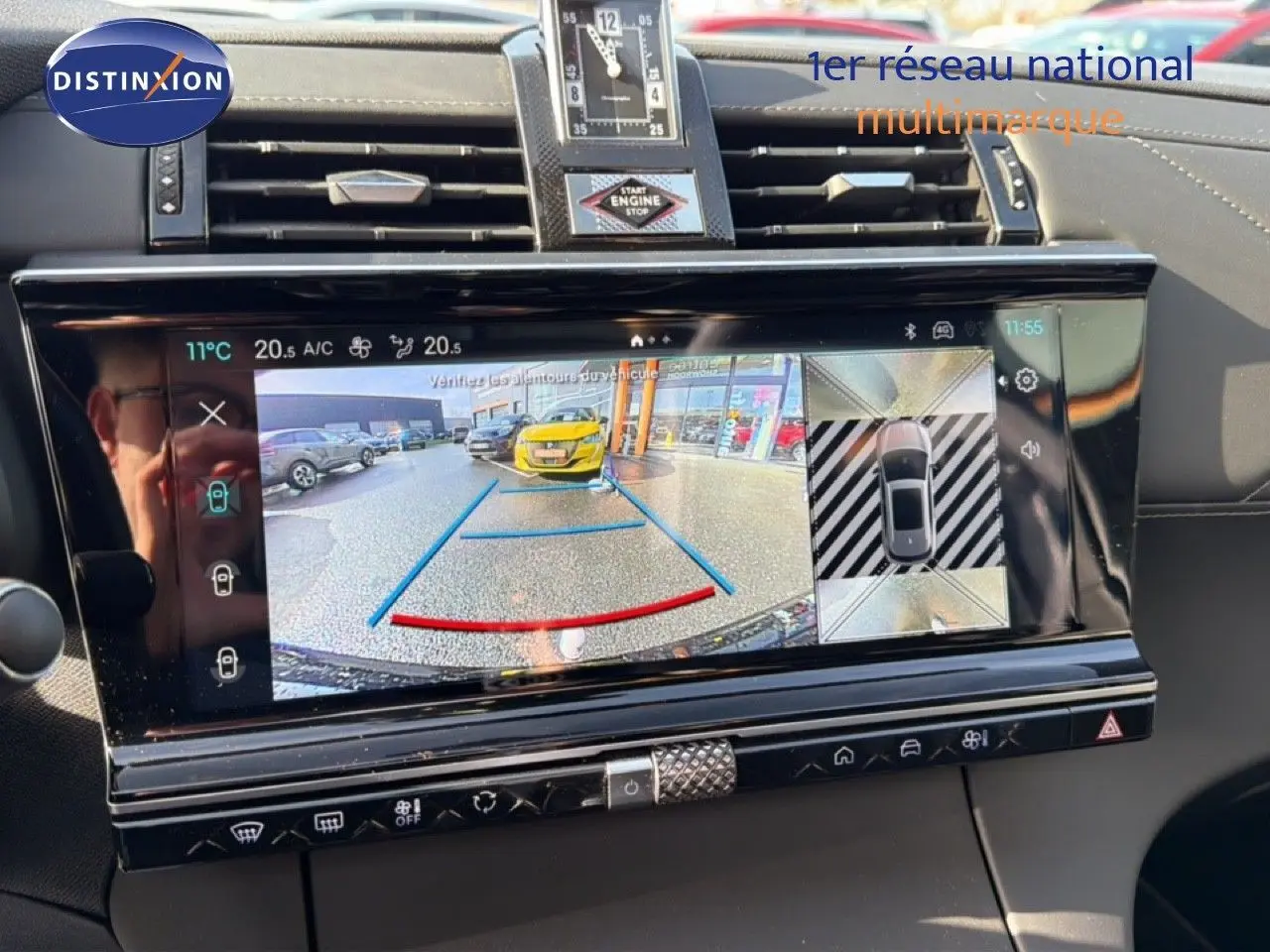 Vue rapprochée de l'écran central du DS7 noir perle 2024 montrant la caméra de recul et l'affichage 360° intérieure.
