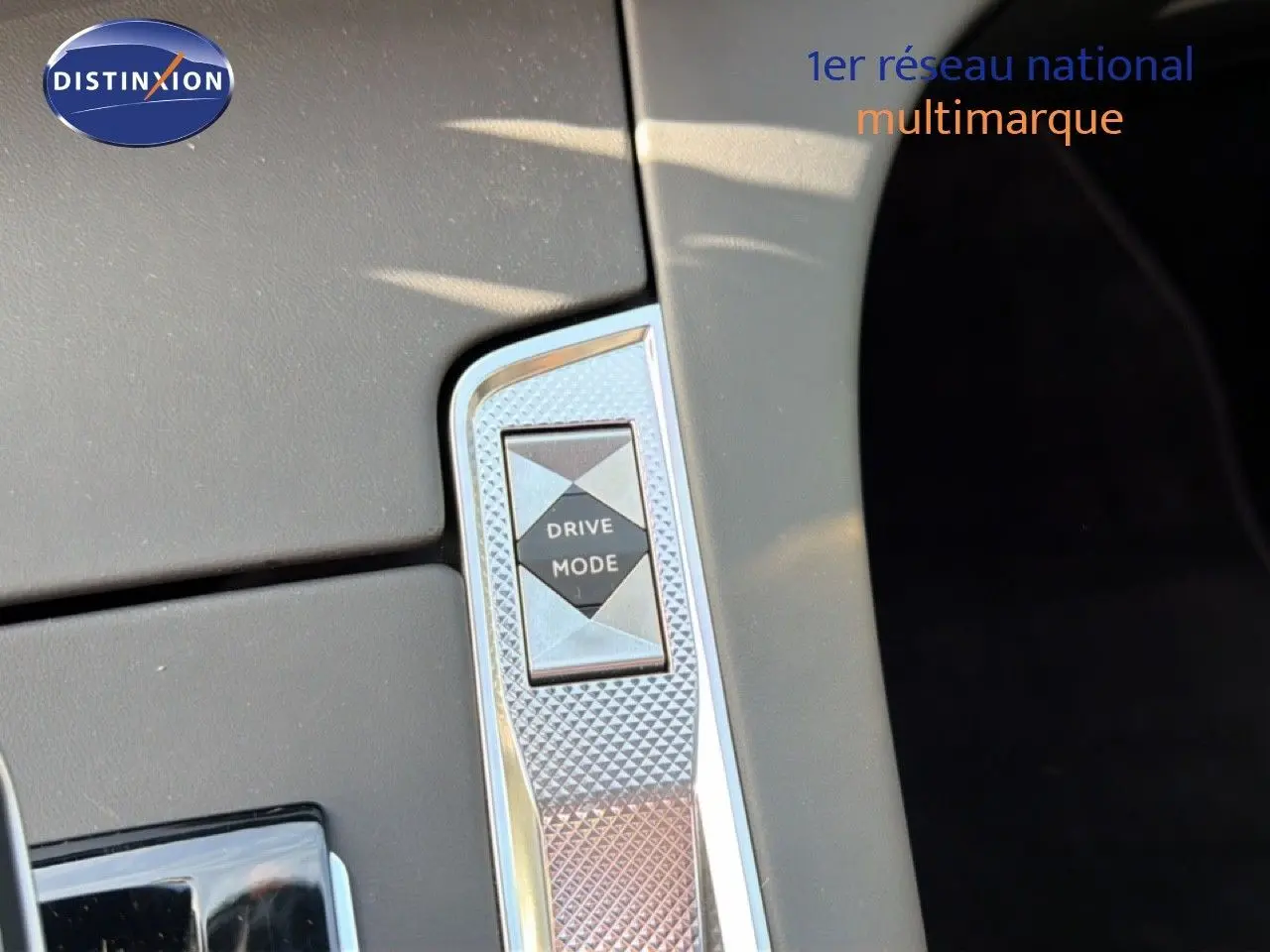 Gros plan sur le bouton Drive Mode dans l'habitacle du DS7 1.5 BlueHDi 130 noir perle, finition Rivoli 2024.