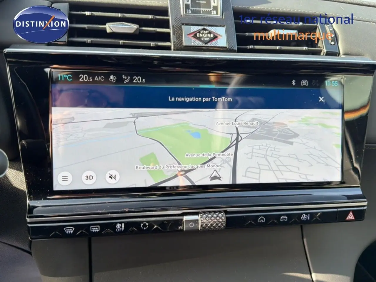 Écran tactile central du DS7 2024 noir perle, vue rapprochée du système de navigation TomTom avec commandes tactiles.