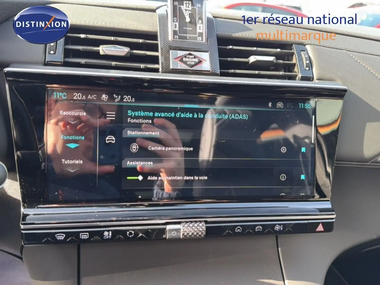 Vue rapprochée de l’écran tactile central du DS7 noir perle 2024, affichant les aides à la conduite avancées.