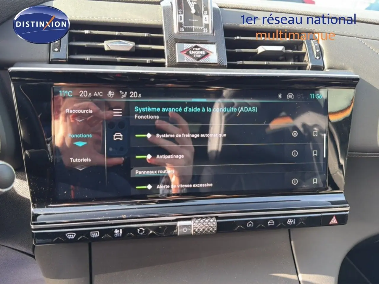 Écran tactile du système d’aide à la conduite dans l’habitacle du DS7 1.5 BlueHDi noir perle, vue de face.