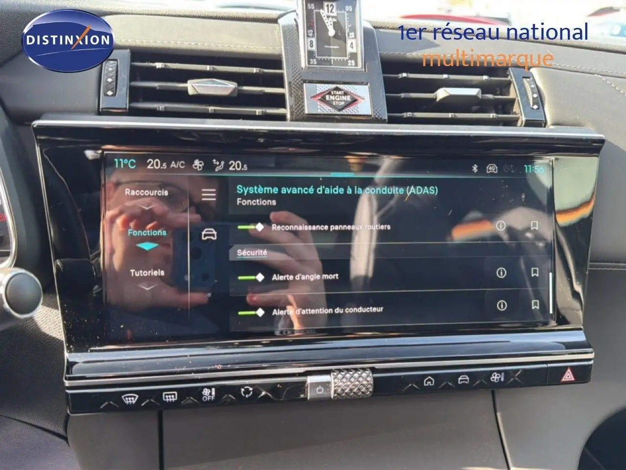Vue rapprochée de l’écran tactile central du DS7 noir perle 2024 affichant les aides à la conduite avancées.
