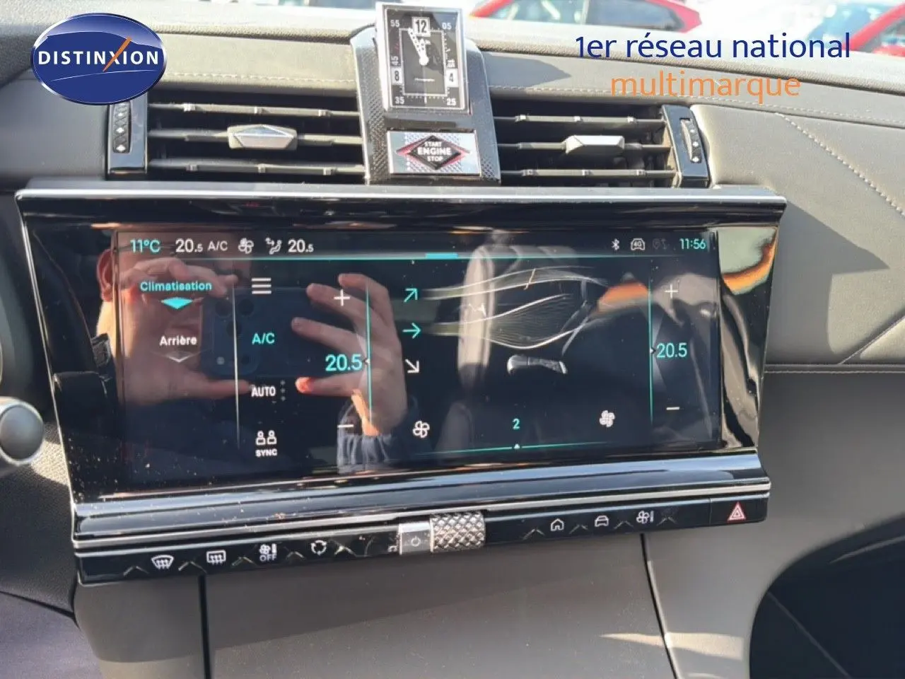 Vue rapprochée de l'écran tactile central du DS7 noir perle 2024, affichant la climatisation digitale et les commandes modernes.