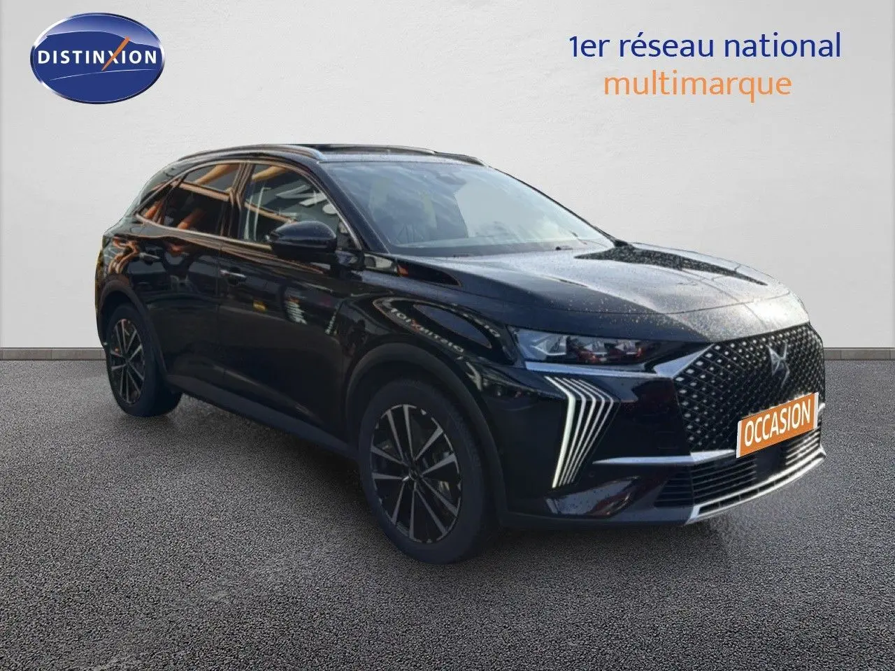 DS7 1.5 BlueHDi 130 noir perle en 3/4 avant droit, avec calandre distinctive et feux LED verticaux.