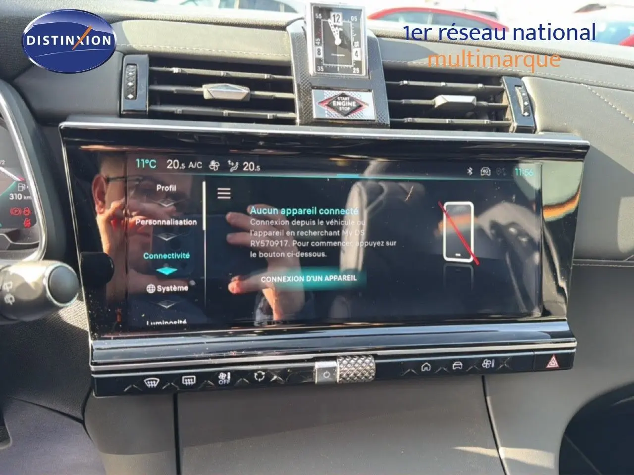 Vue rapprochée de l’écran tactile central et de la console d’une DS7 noire perle 2024, affichant les options de connectivité.