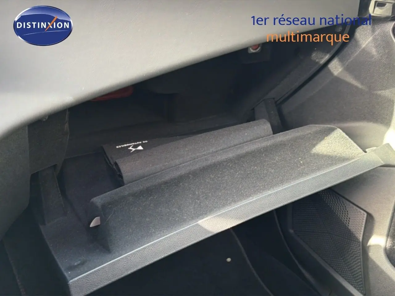 Gant de boîte à gants ouvert côté passager dans l’habitacle sombre d’un DS7 noir perle 2024.