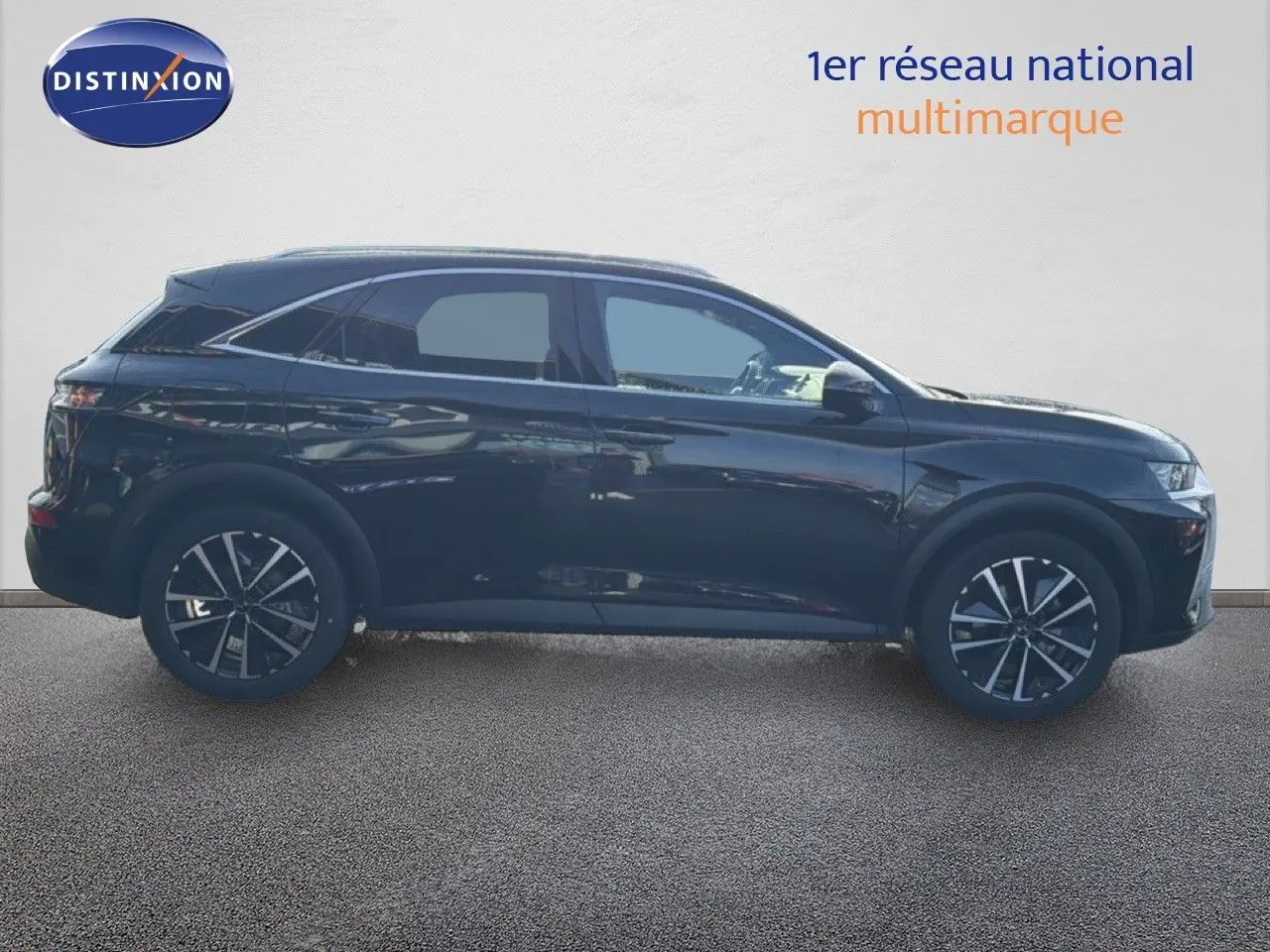 Vue latérale droite d'un DS7 2024 noir perle avec jantes alliage bicolores et lignes élégantes de SUV compact.