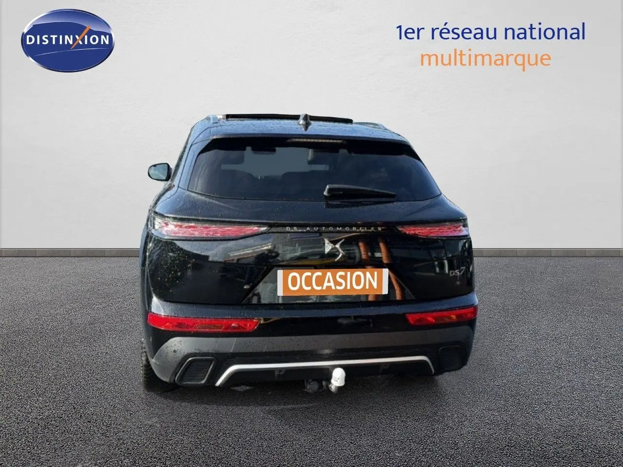 Vue arrière d'un DS7 noir perle 2024 avec feux allongés et attelage visible sur fond neutre.
