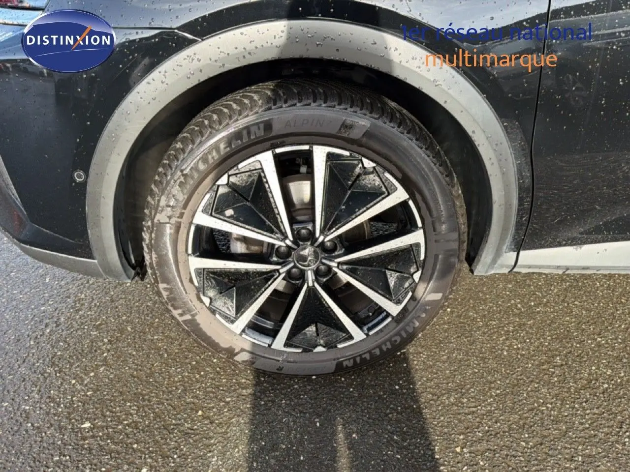 Gros plan sur la roue avant gauche avec jante alliage bicolore du DS7 noir perle 2024.