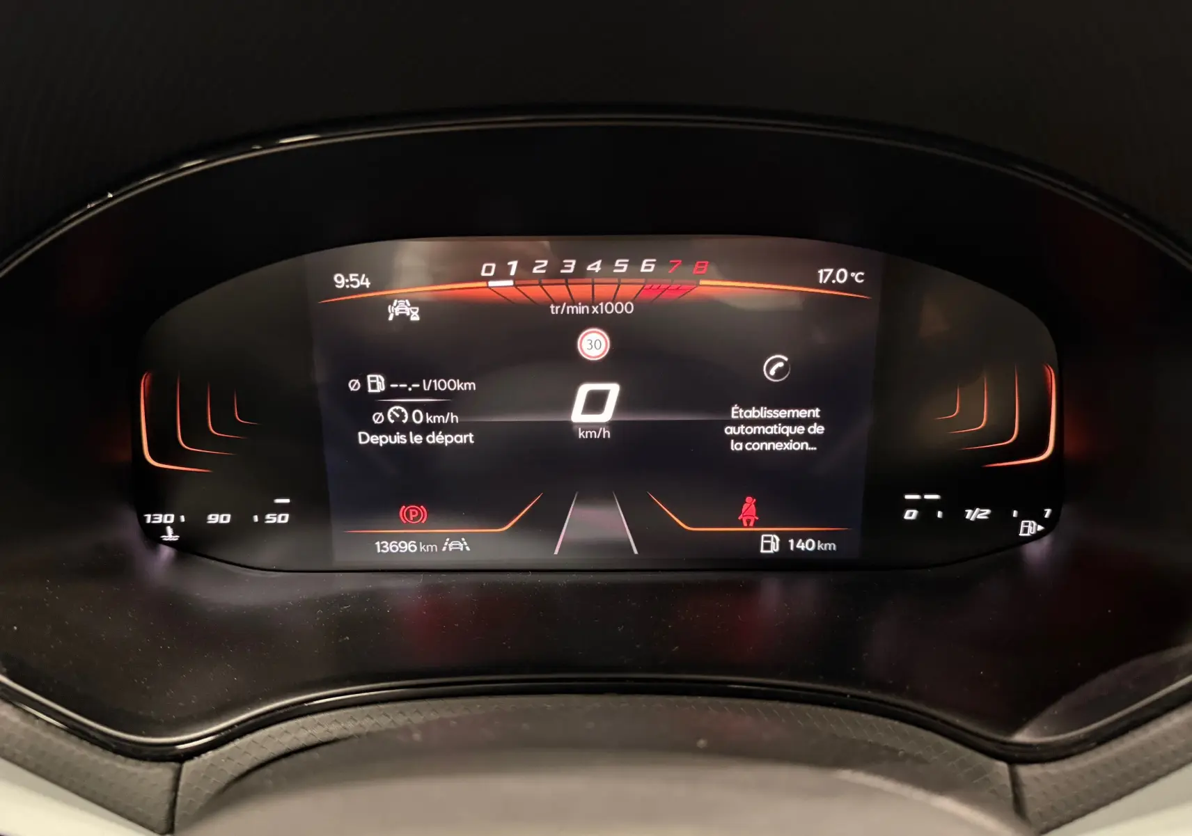 Tableau de bord numérique de la SEAT Ibiza 1.0 TSI 95CH Copa, affichage digital clair avec compte-tours et vitesse à 0 km/h.