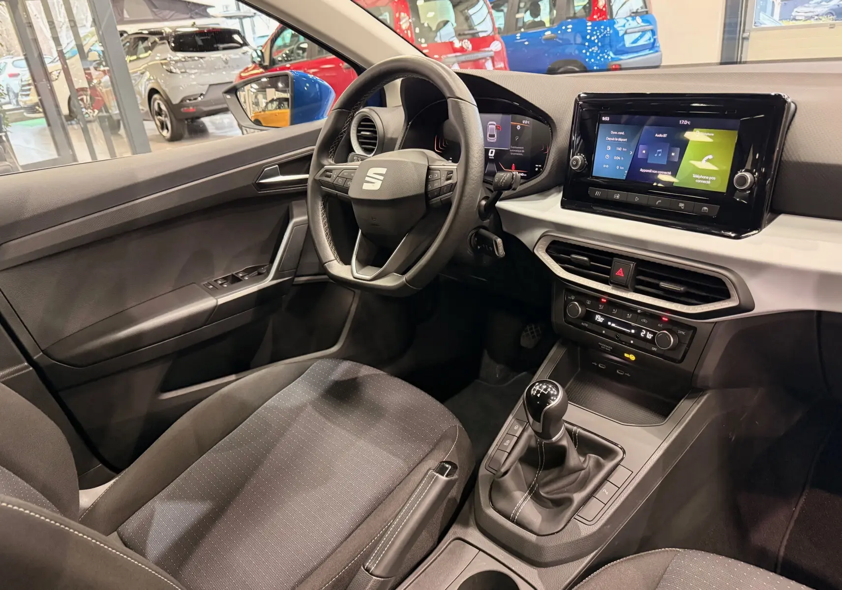 Intérieur de la SEAT Ibiza 1.0 TSI 95CH Copa 2025, vue côté conducteur, volant multifonction et écran tactile central.