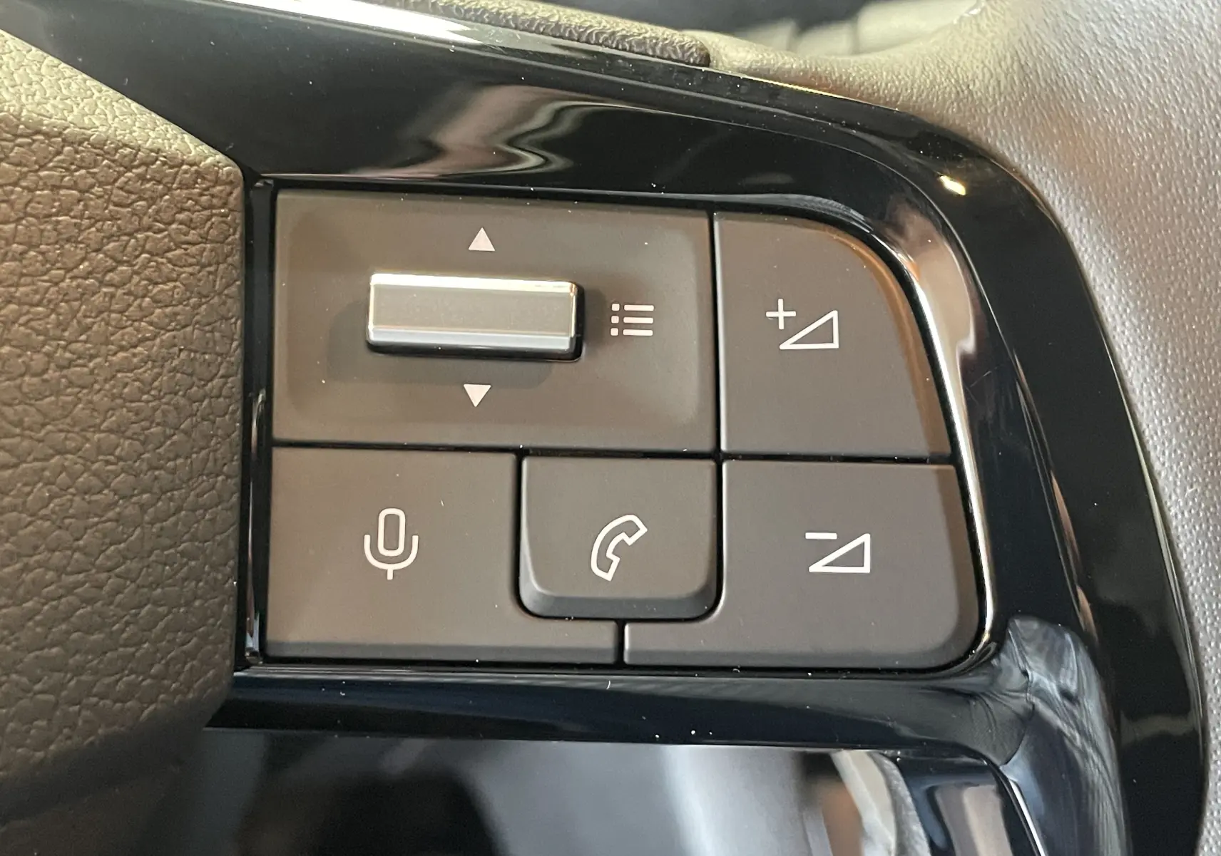 Gros plan sur les commandes noires du volant cuir du Peugeot Traveller 2.2 180 EAT8 XL Business 2026.
