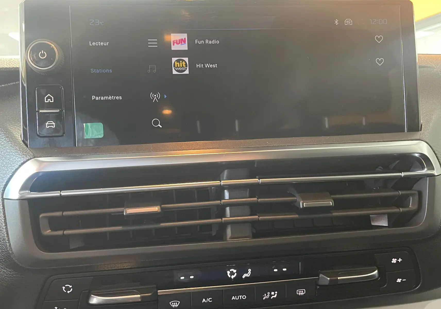 Écran tactile central et commandes de climatisation du Peugeot Traveller 2.2 diesel noir, intérieur moderne et fonctionnel.