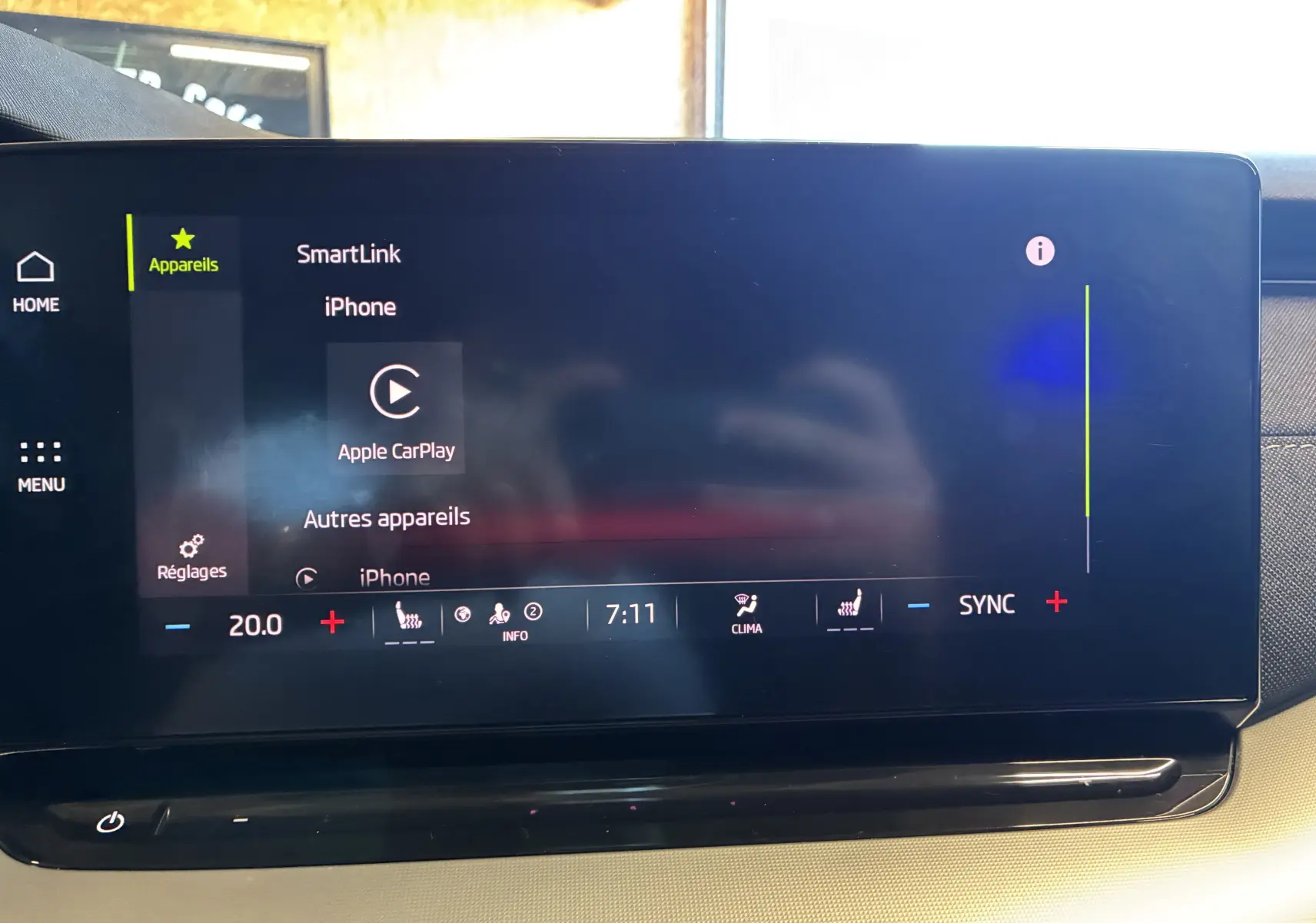 Écran tactile central de la Skoda Octavia Combi 2024 bleu, affichant la connexion Apple CarPlay et les réglages climatisation.