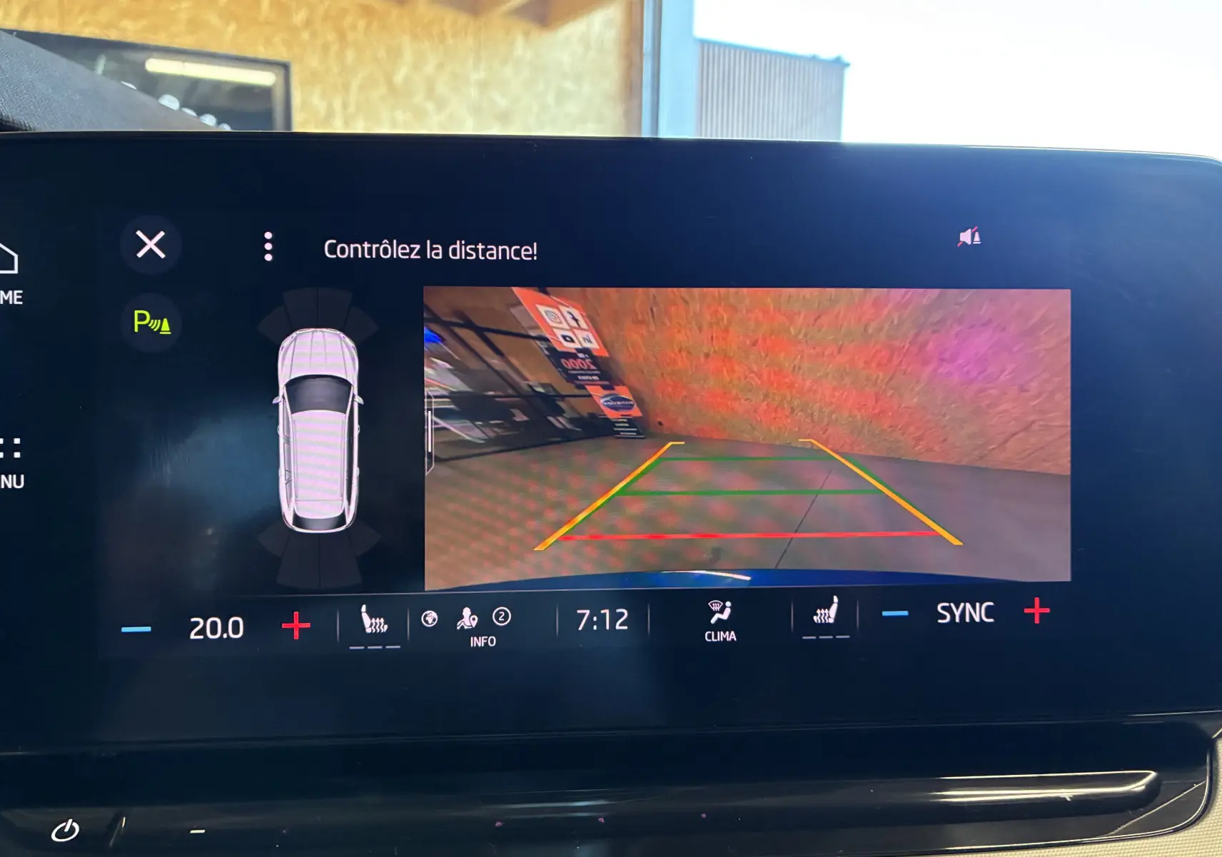 Écran multimédia de la Skoda Octavia Combi bleu 2024 montrant la caméra de recul avec guidage de trajectoire.