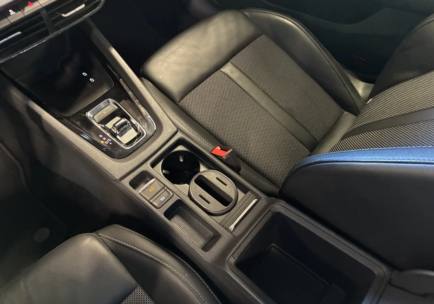 Vue rapprochée de la console centrale et siège avant en cuir noir de la Skoda Octavia Combi 2024, version Style.