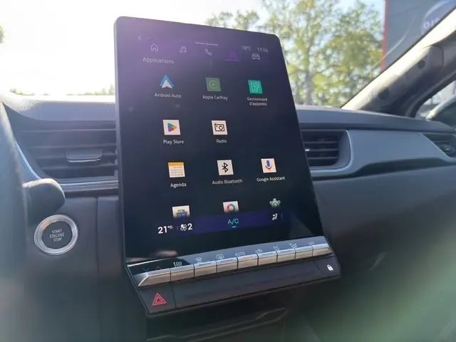 Vue rapprochée de l’écran tactile central vertical du tableau de bord gris clair de la Renault Symbioz 2025, affichant les applications connectées.