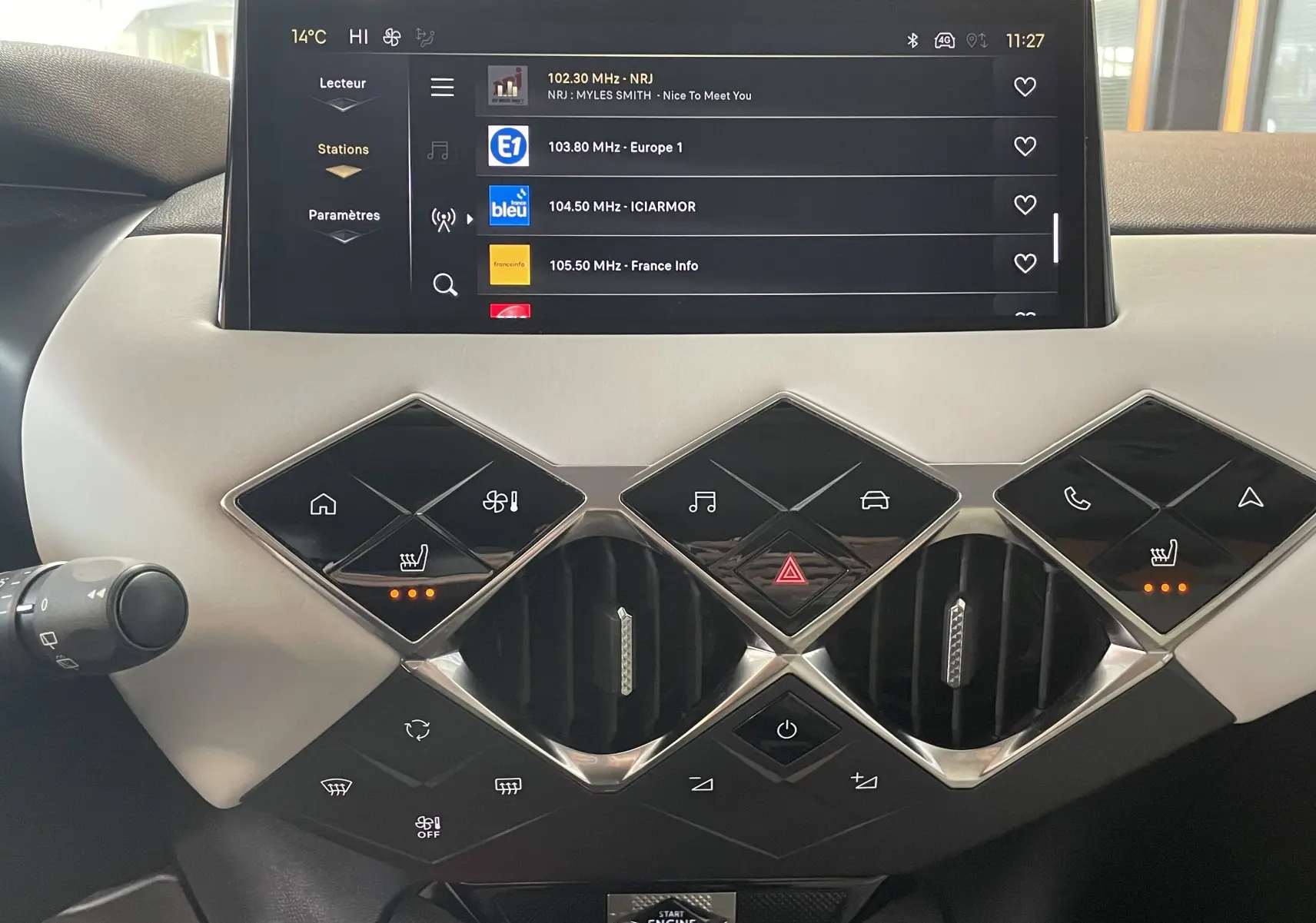 Vue rapprochée du tableau de bord beige et noir du DS3 Crossback 2024, avec écran tactile et commandes tactiles géométriques.