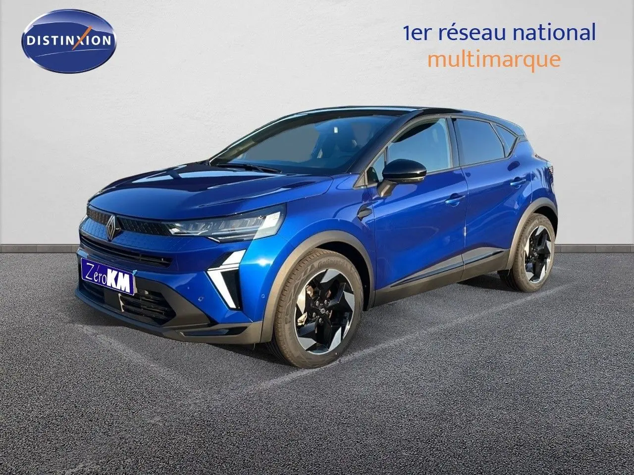Renault Captur E-Tech hybride bleu Iron Metal avec toit noir, vu en 3/4 avant côté droit sur fond neutre.