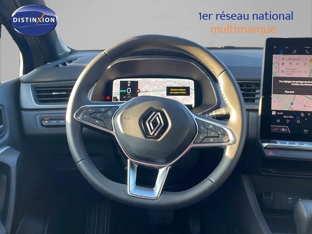 Vue centrée sur le volant et le tableau de bord numérique du Renault Captur E-Tech hybride 2025, intérieur noir.