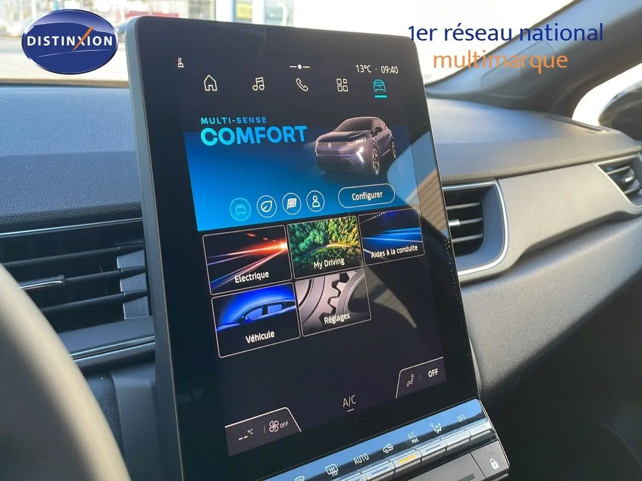 Écran tactile central du tableau de bord du Renault Captur E-Tech Hybrid 2025, affichant le mode Confort.