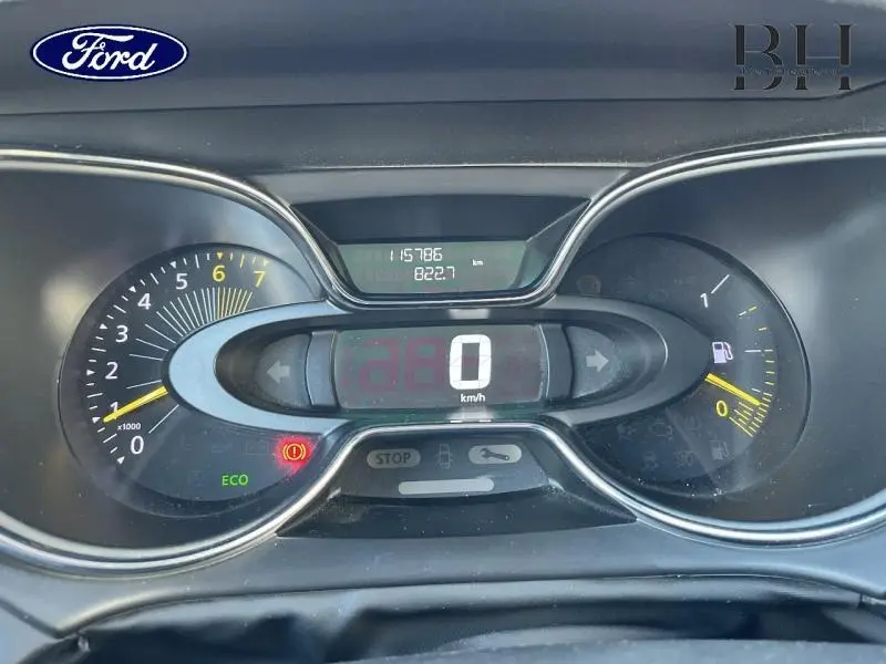 Tableau de bord digital du Renault Captur 2015, affichant 0 km/h et compteurs tachymètre et carburant.