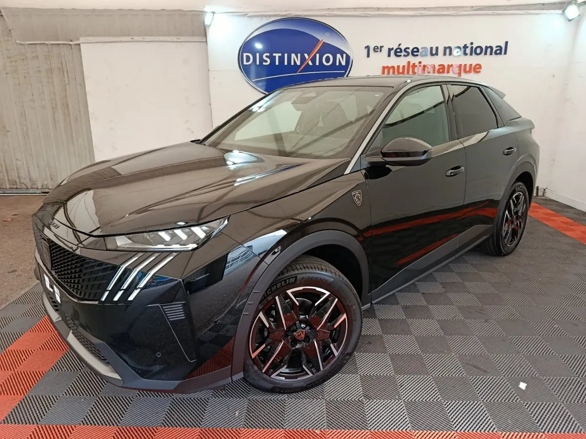 Peugeot 3008 1.2 Hybrid 145 GT noir en 3/4 avant droit, avec jantes noires et détails LED distinctifs.