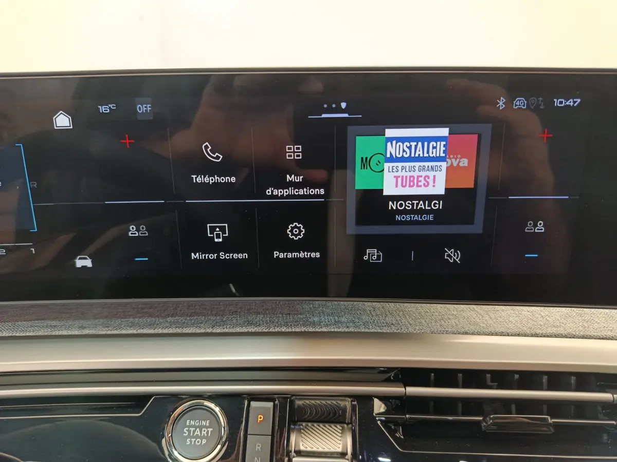 Écran tactile central affichant la radio dans l'habitacle moderne du Peugeot 3008 noir, version hybride 2025.