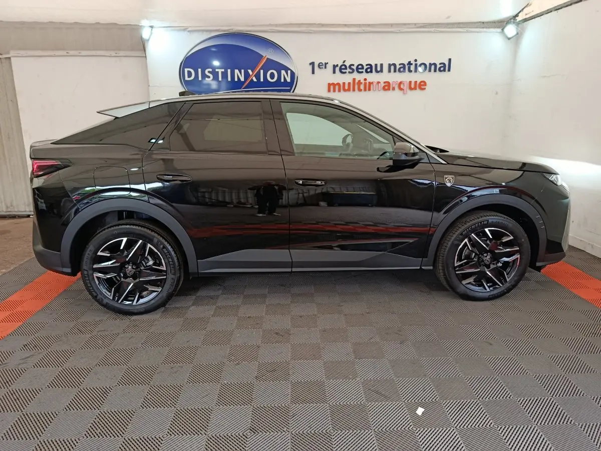 Profil droit d'un Peugeot 3008 noir 2025 avec jantes noires brillantes et logo distinctif sur l'aile avant.