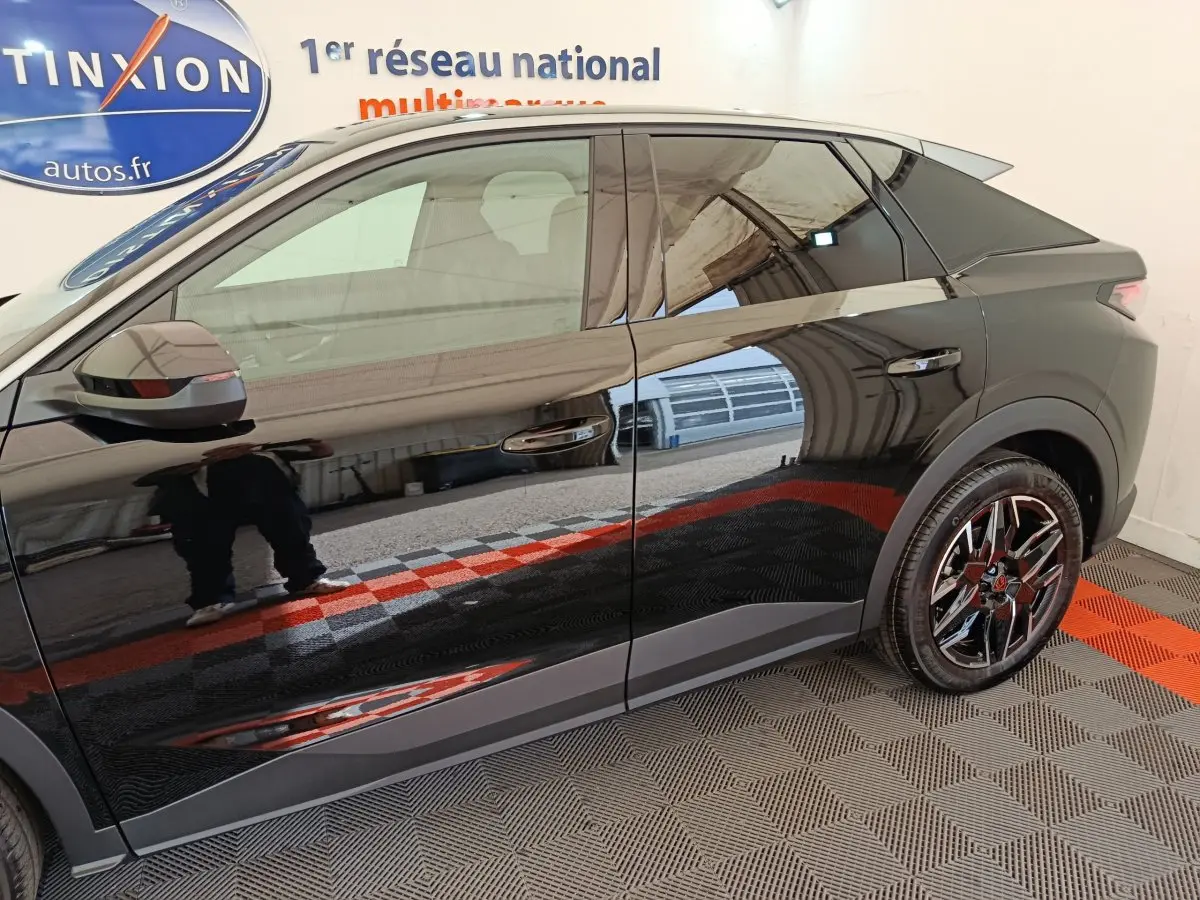 Profil côté gauche du Peugeot 3008 noir 2025 avec jantes alliage et rétroviseurs ton caisse brillants.