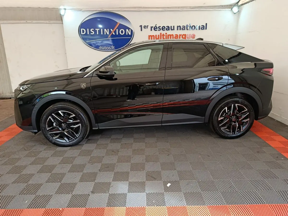 Peugeot 3008 1.2 Hybrid 145 GT noir vue de profil côté gauche avec jantes noires et logo distinctif sur aile avant.