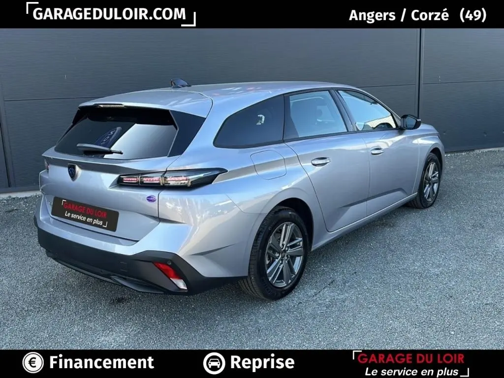 Peugeot 308 BlueHDi 130 gris clair vue 3/4 arrière droit, feux LED et jantes alliage visibles.