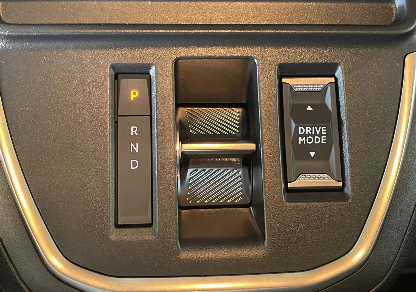 Gros plan sur la console centrale du Peugeot Traveller 2026 noir, avec sélecteur de boîte auto et bouton Drive Mode.