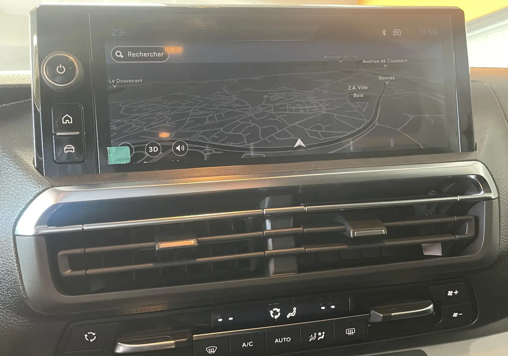 Vue rapprochée de l’écran tactile central du Peugeot Traveller noir 2026 avec navigation et commandes climatisation visibles.