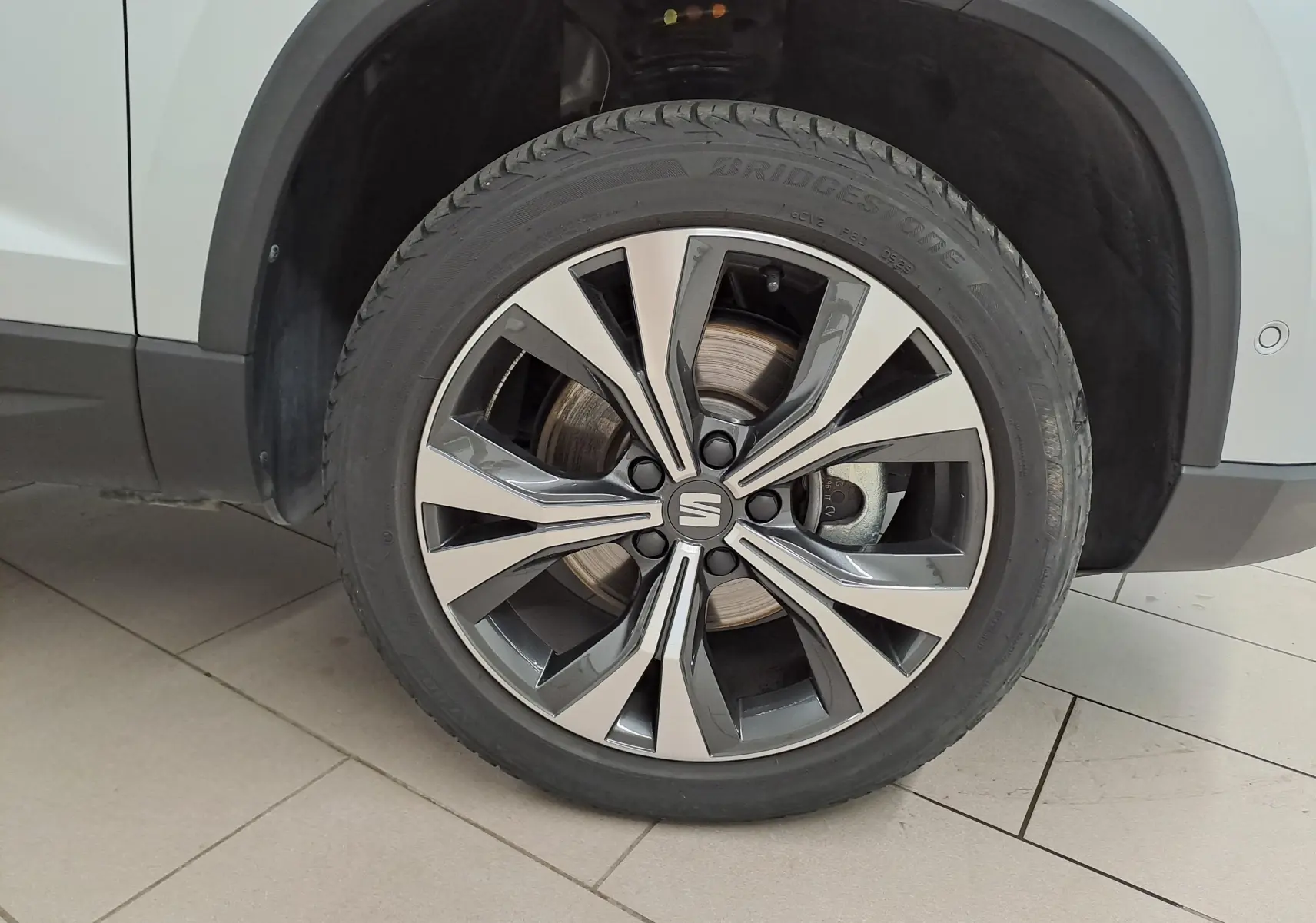 Gros plan sur la jante alliage 18'' usinée du SEAT Ateca argent Reflex, côté arrière droit du véhicule.