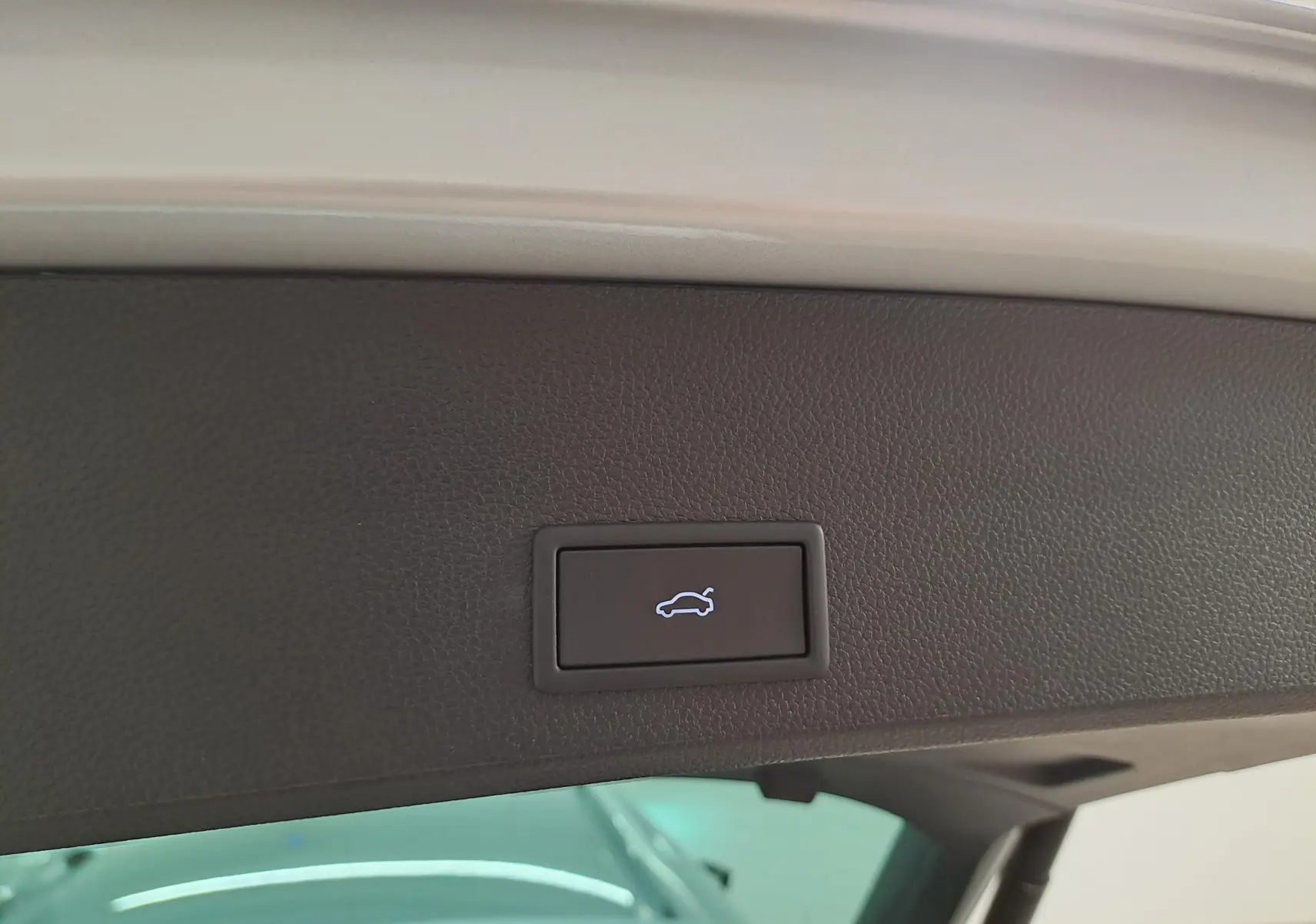 Bouton d'ouverture électrique du hayon sur la partie intérieure du coffre d'un SEAT Ateca Argent Reflex 2025.