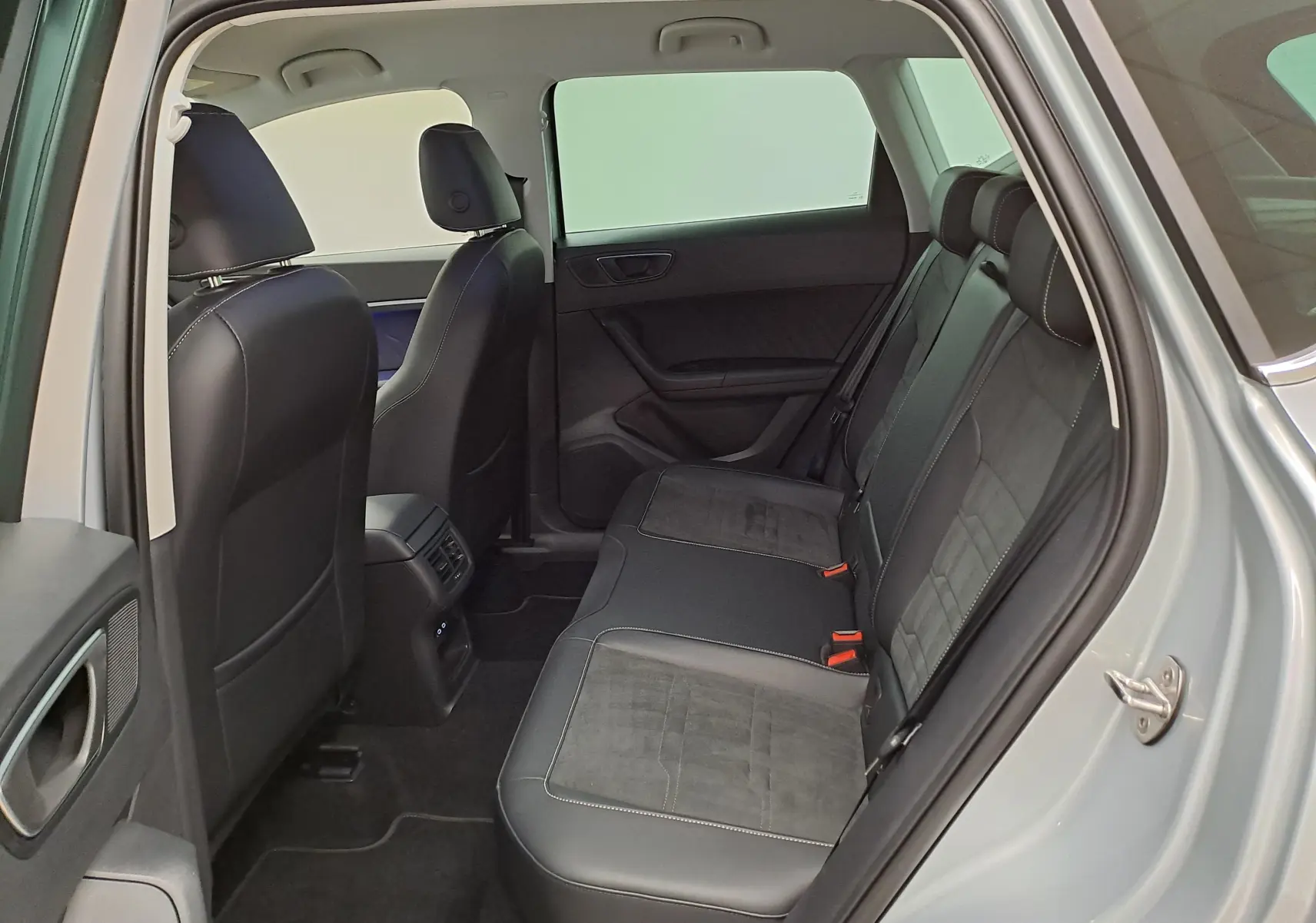 Vue intérieure côté droit des sièges arrière en cuir noir et alcantara du SEAT Ateca 2025 Argent Reflex.