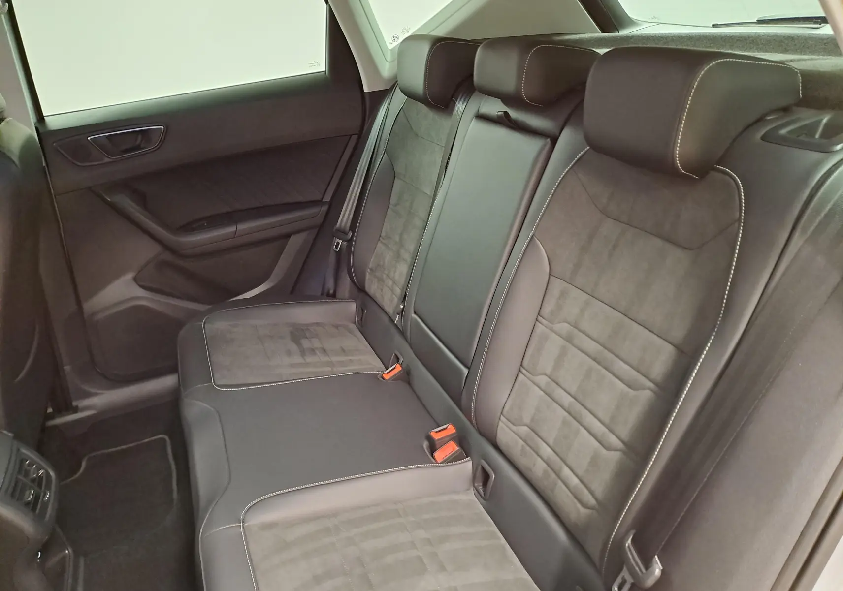Vue intérieure du siège arrière droit du SEAT Ateca 2.0 TDI 150 DSG7 Copa avec sellerie noire et surpiqûres claires.